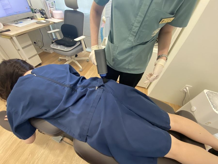 엎드린 환자를 진찰하는 의료진